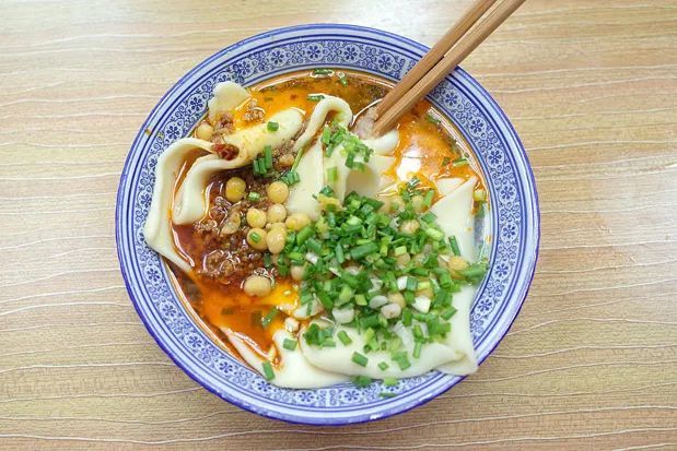 荣昌铺盖面川南特有的油重无水,一点即燃即能让你领略一碗面,一碗汤吃