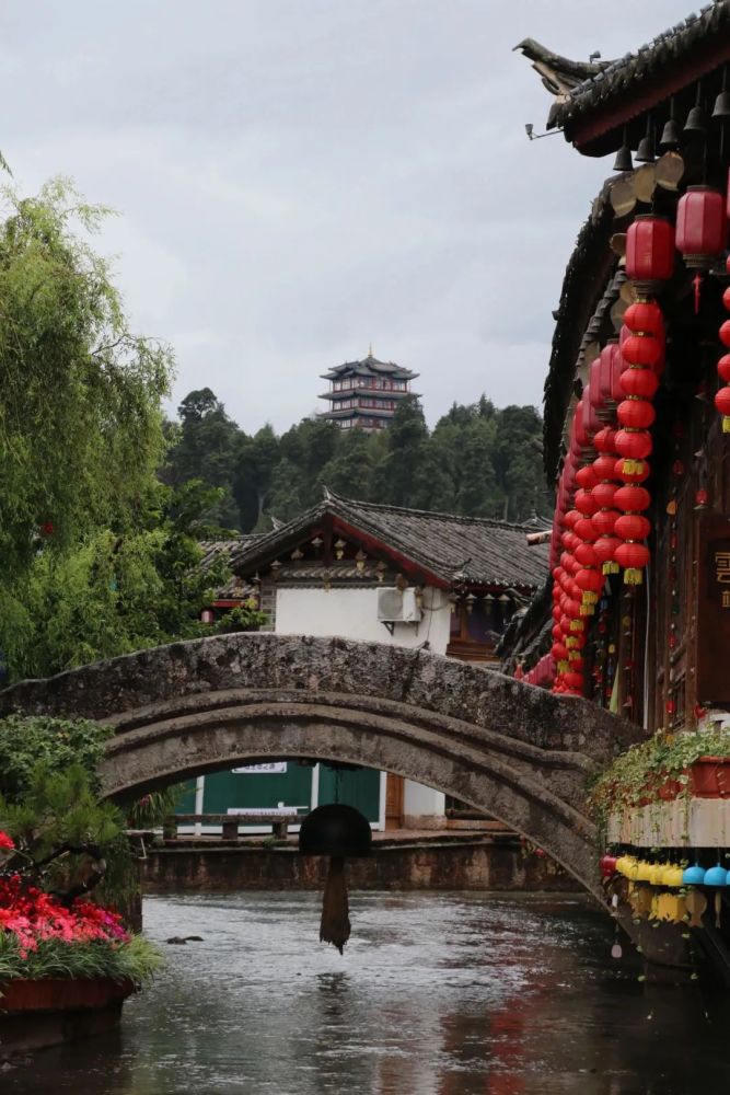 在煙雨朦朧的麗江古城邂逅詩畫中的花巷美景