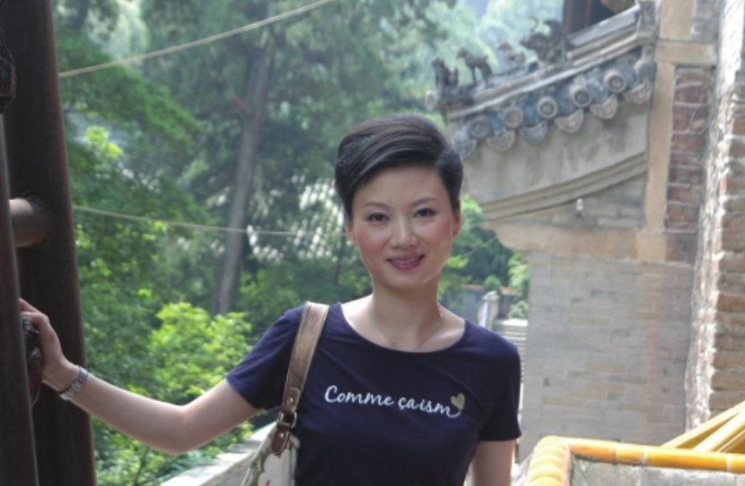 美女教授杨雨:喜爱诗歌,自比易安,好酒,好赌,还好色_腾讯新闻