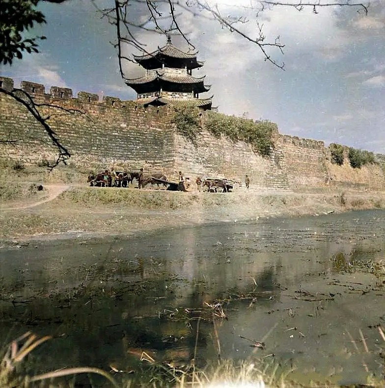 老照片雲南陸良城牆腳下的景象1944