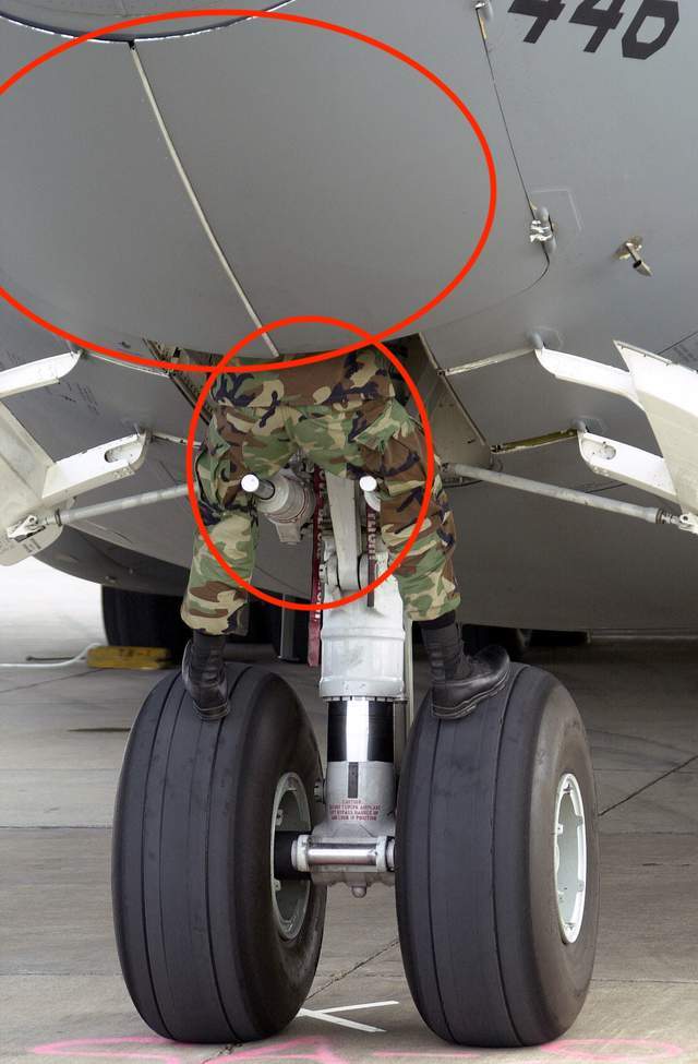 动图展示c17收轮动作起落架舱内也不能藏人外挂内服都不行