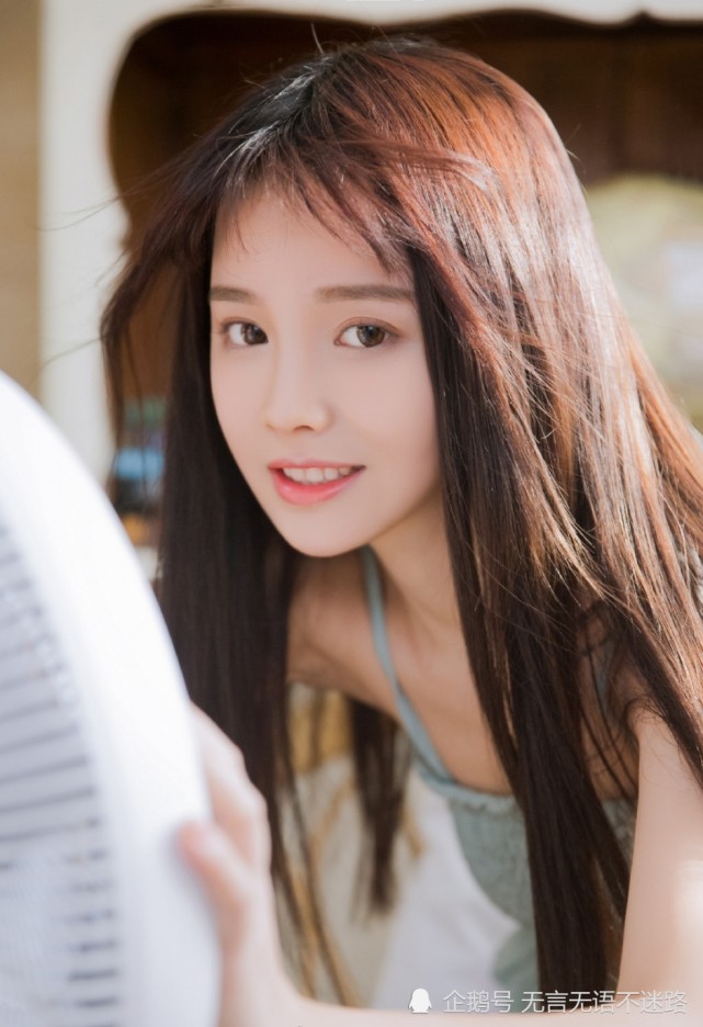 长发小清新美女简约别致