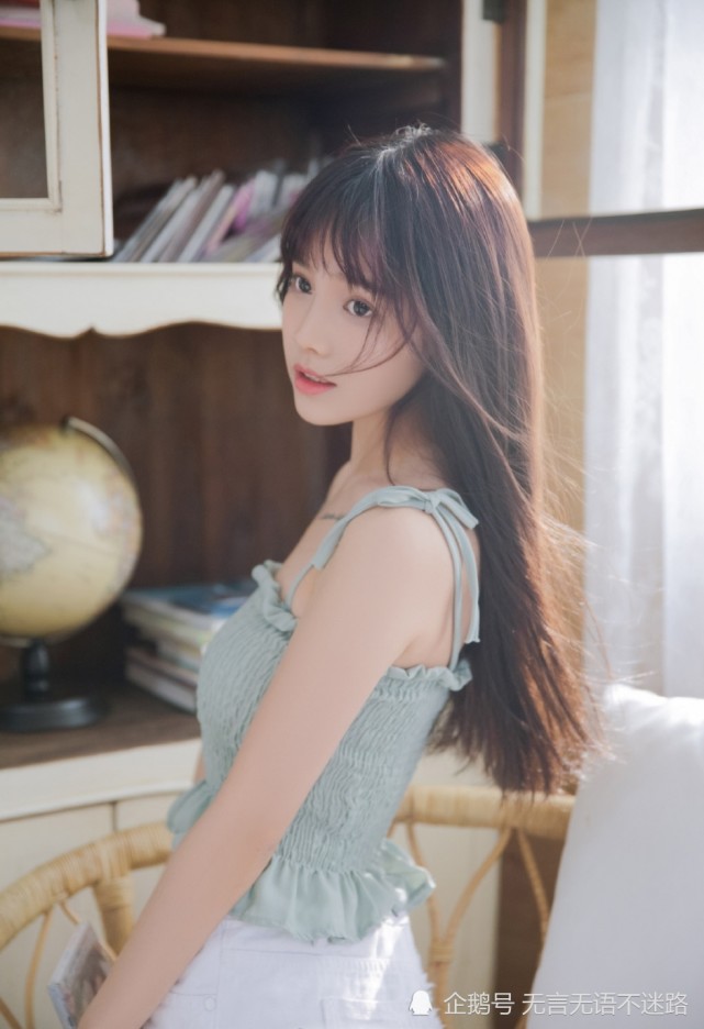 长发小清新美女简约别致