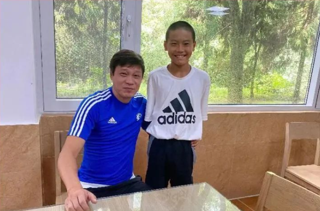 可欧阳嘉鑫的父亲和其启蒙俱乐部负责人都希望他能在徐根宝的培养下