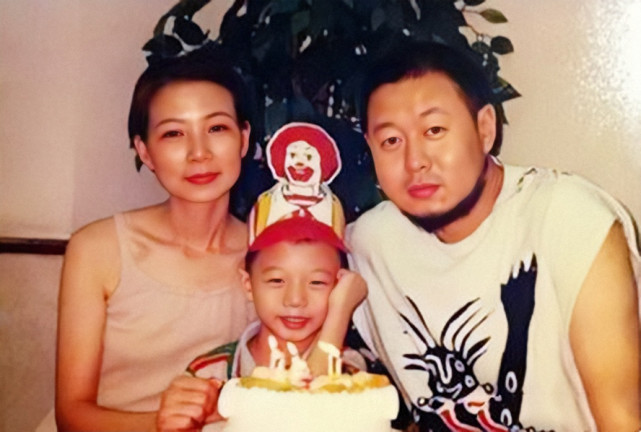 "妈宝男"霍尊的坠落史:成于母亲仲小萍败于自己