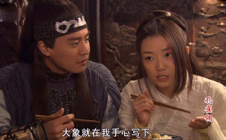 孔雀翎播出10年男主过气女主退圈小女配逆袭成当红小花