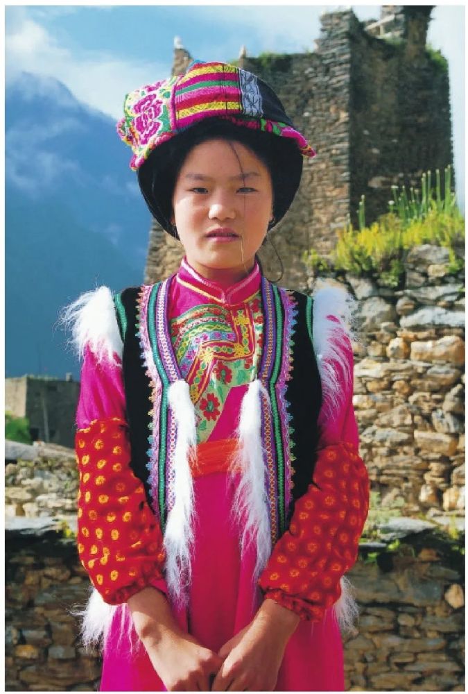 包黑色绣花帕的三龙乡妇女瓦帕上的绣花此外,羌族妇女还喜欢戴瓦帕,戴