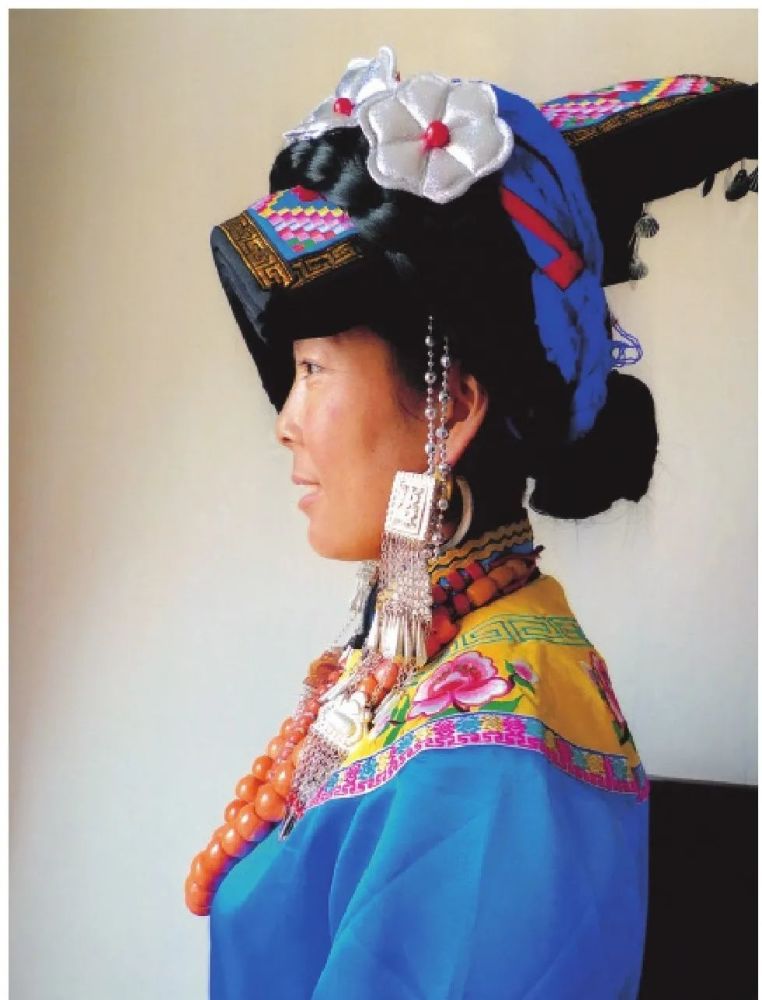 头饰嘉绒藏族妇女的瓦帕在左侧垂有一束丝穗羌族妇女头戴的瓦帕与大