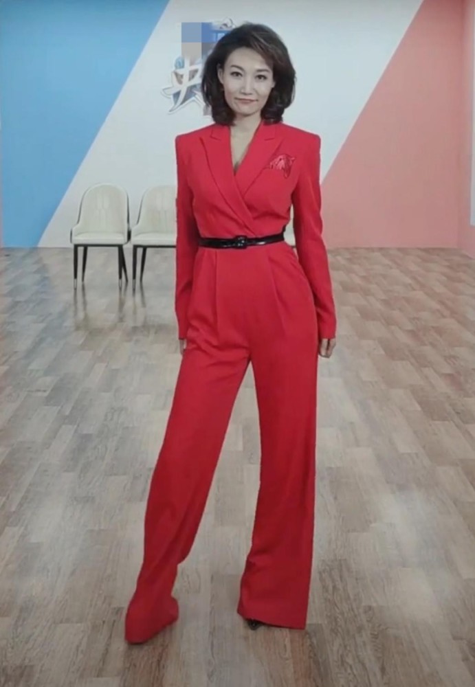 央视一姐李梓萌女侠造型亮相!