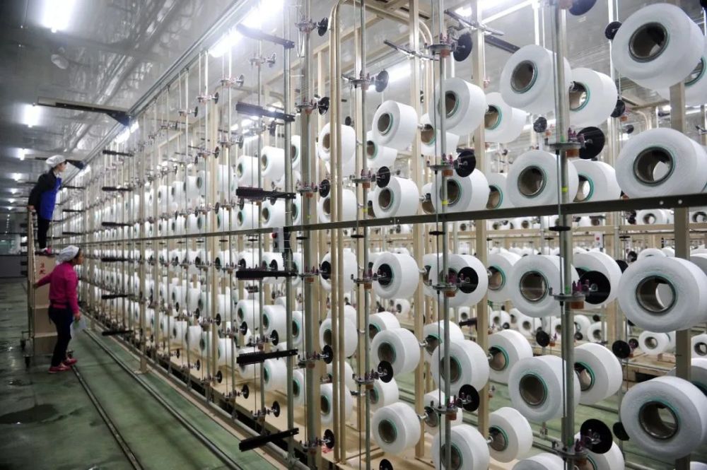 图为龙峰纺织生产车间.