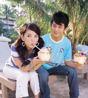 何炅传记二,替代海波和李湘主持《快乐大本营》,25岁成卫视一哥