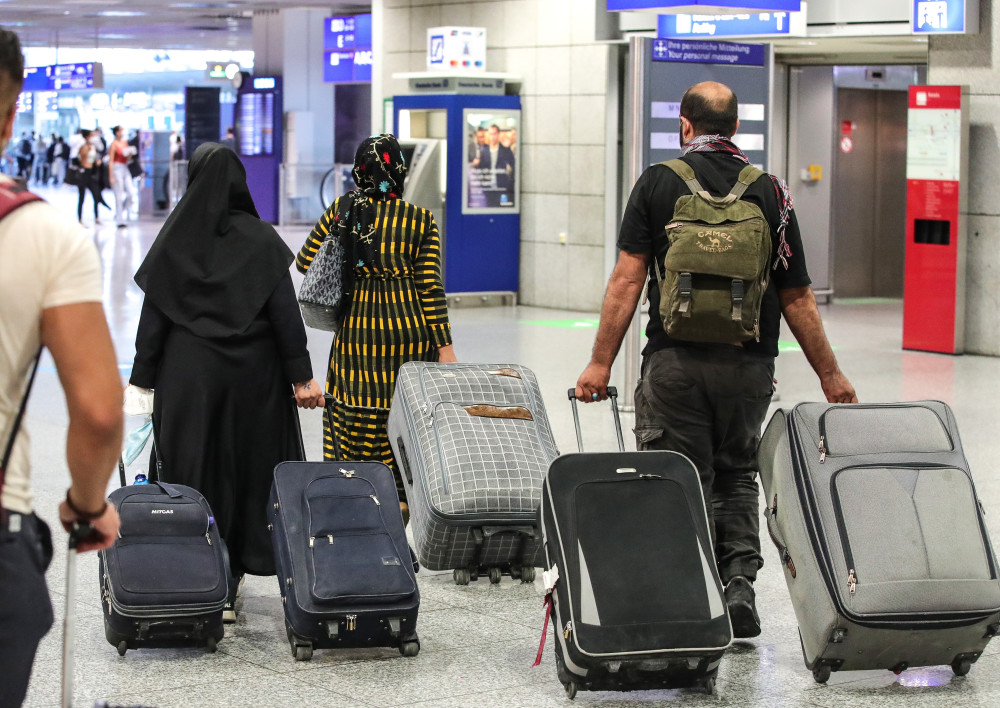 8月20日,乘坐汉莎航空公司飞机撤出阿富汗的人们抵达法兰克福国际机场