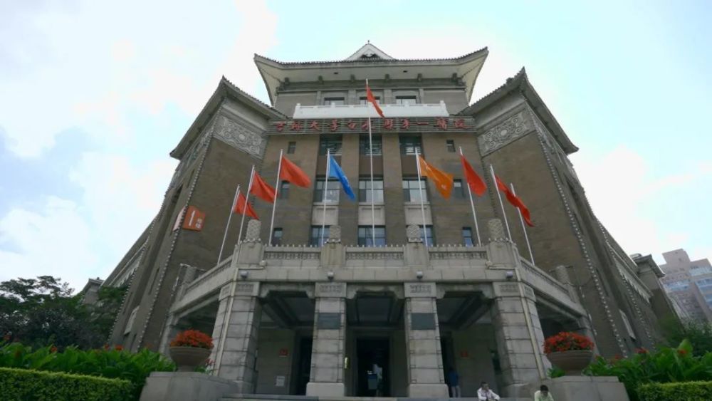 吉林大学第一临床医院所在建筑的最初——伪满洲国军事部——是伪满