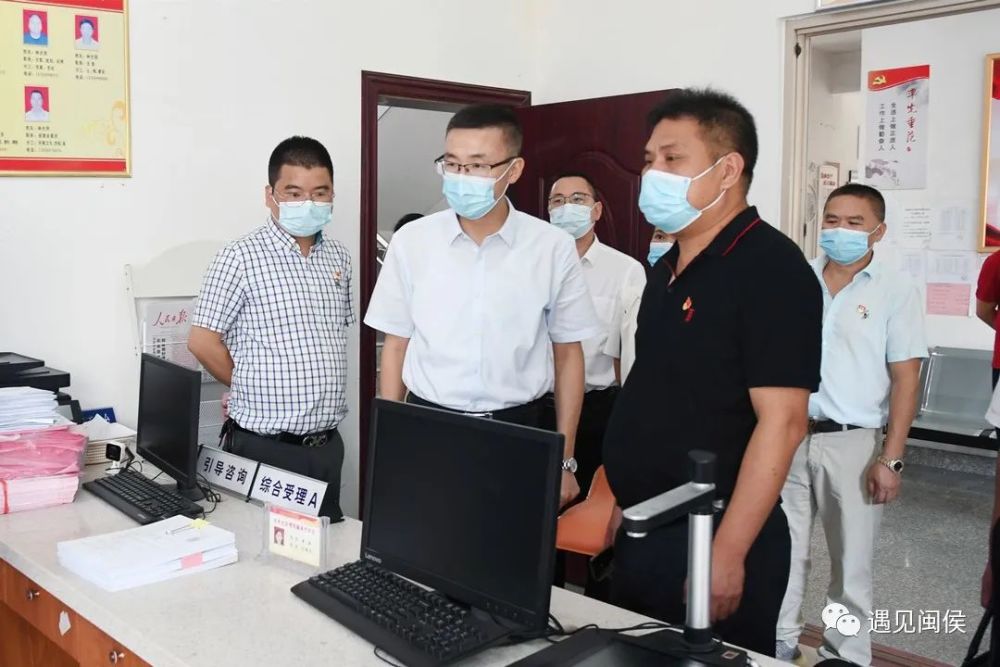 今日,闽侯县委书记赵明正带领县直有关部门负责人到荆溪镇调研村(社区