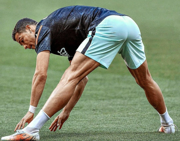 c罗最新训练照:霸气握拳,手臂青筋暴起!肌肉太强,表情不屑