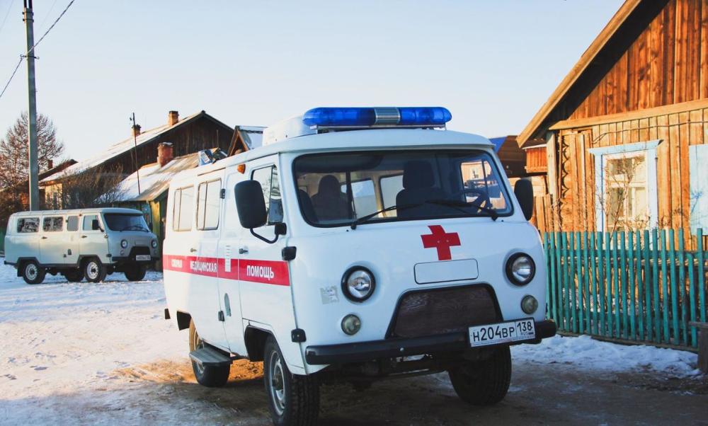 奥尔洪岛胡日尔村当地的救护车可可爱爱贝加尔湖冰窟贝加尔湖冰窟气泡