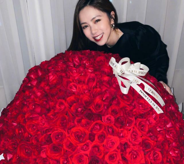 30岁邓紫棋生日晒999朵红玫瑰网友与花花的恋情终于放下了