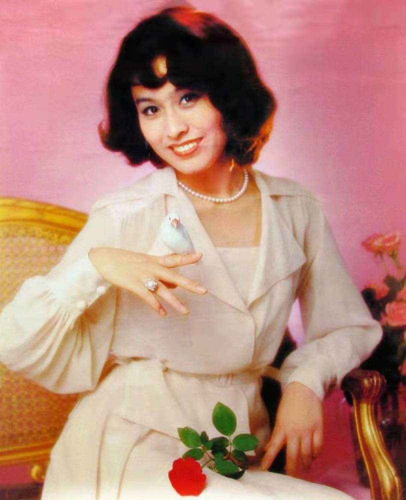 栗原小卷40年前的秋装可真绝呀白衬衫高腰裤美得永恒又迷人