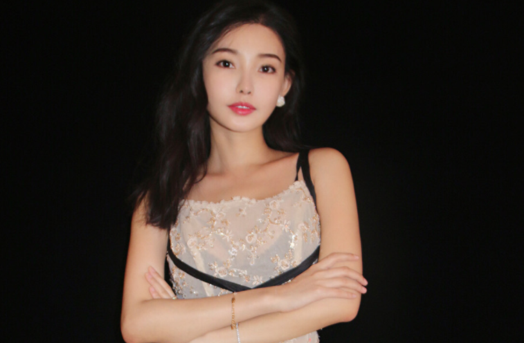 她上大二时被王晶看中,拍3部戏捞金26亿,如今成"最美晶女郎"