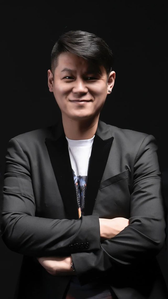 词作家,著名歌手,中国音乐家协会会员王志鲲声乐展演组评委中央