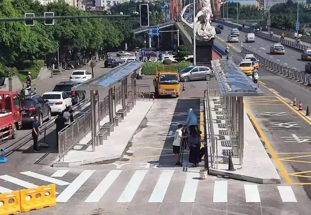 出于以上优点,岛式公交站台一般只应用在客流量较大,且道路面积宽阔的