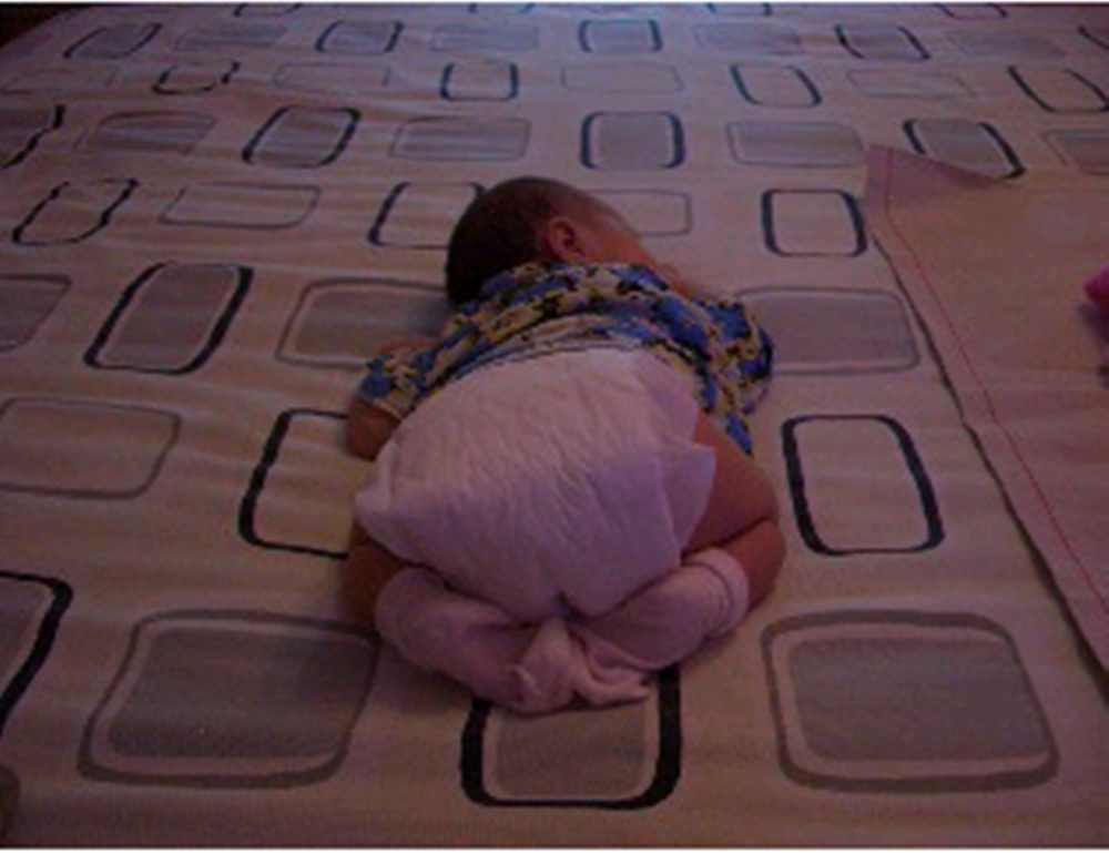 婴儿趴睡正确姿势图片