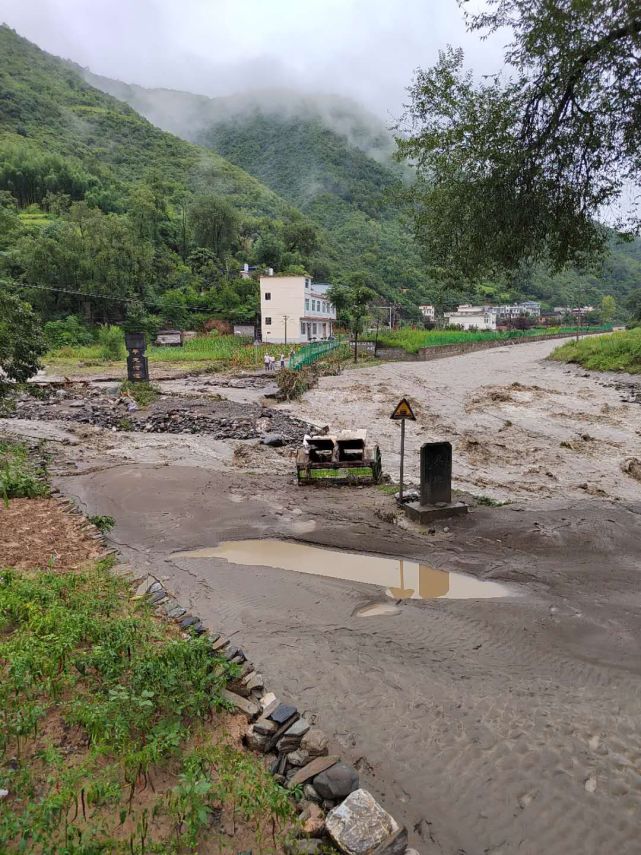 旬阳县吕河镇全镇转移群众157户563人迅速开展暴雨后生产自救