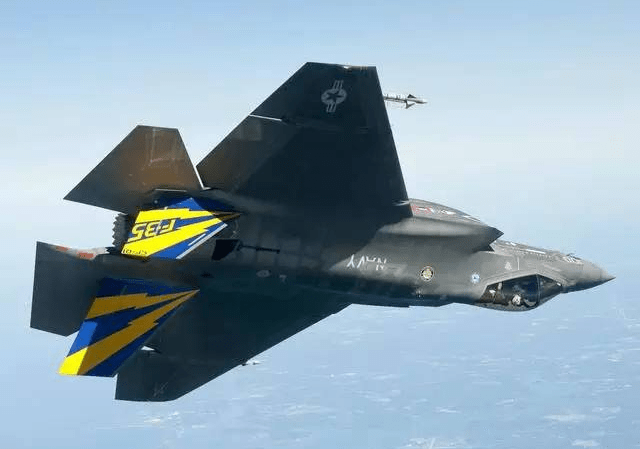 它的g限超过7 采用普惠f135发动机 最大平飞速度1.8 马赫