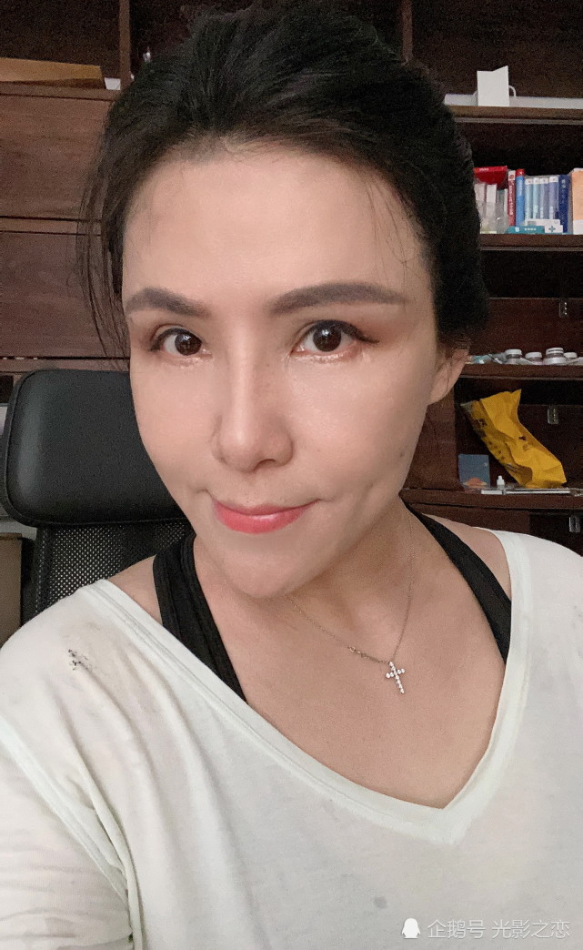 作家陈岚在直播中称赞霍尊晒证据警告陈露霍尊事件另有隐情