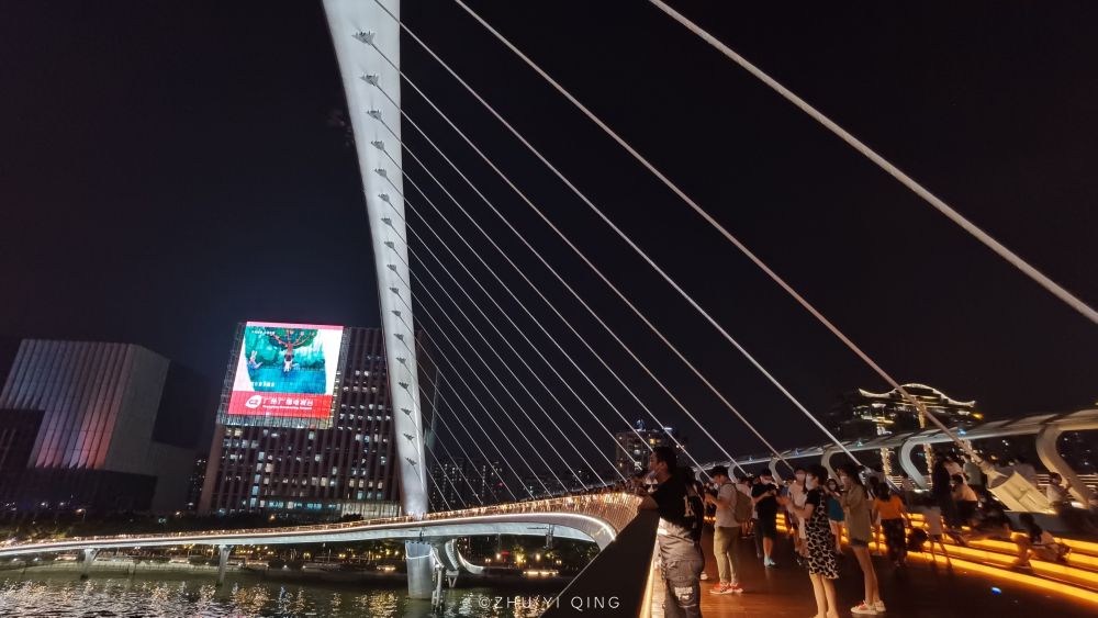 广州首座跨珠江人行桥有世界之冠之称游客都爱来桥上打卡夜景