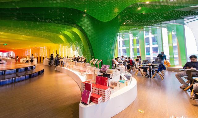 装修五彩斑斓,科技感十足,苏州钟书阁成当地"最美书店"