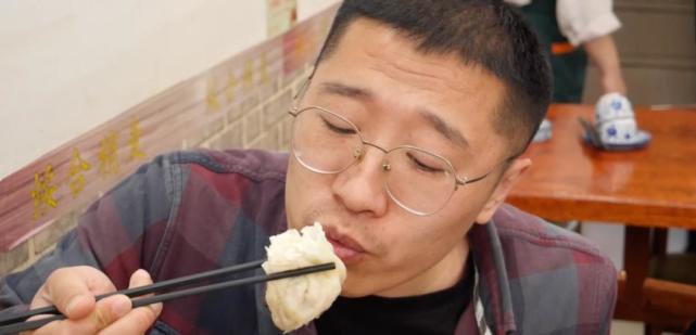 长江迷糊带头下馆子支持呼和浩特餐饮复工,主播王芸最爱溜肥肠