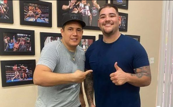 前重量级世界拳王小安迪·鲁伊兹,在墨西哥接受膝盖手术