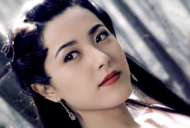 从顶流造型师到宝刀已老,吴宝玲赢在创新的同时,却也失掉了质感