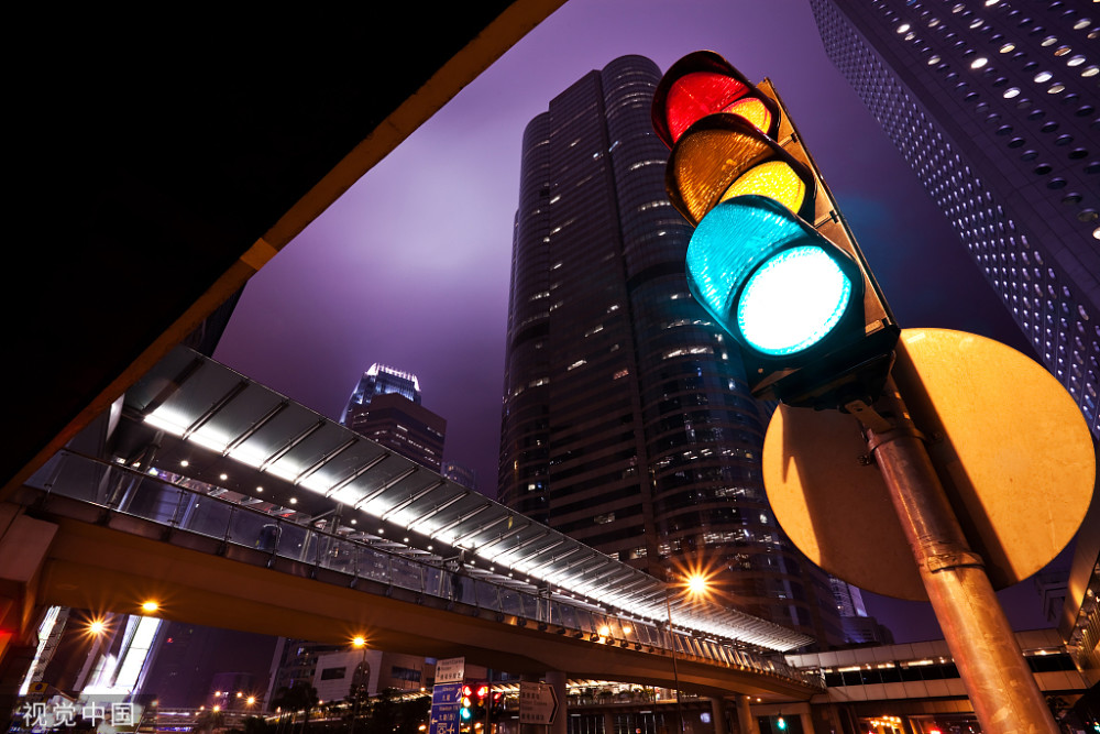 男子车停红绿灯路口呼呼大睡民警叫醒后一问原因冷汗连连