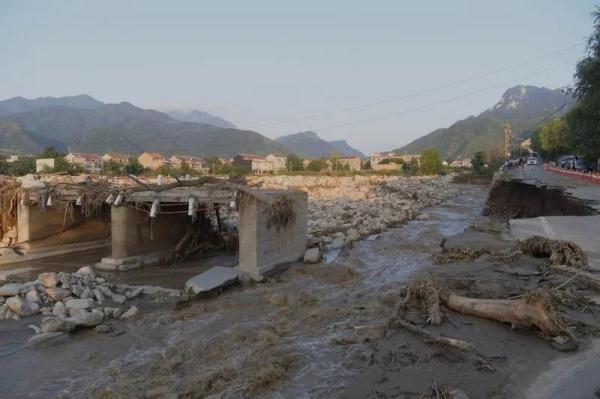 暴雨突袭蓝田致多地受灾 一方有难八方争分夺秒救援