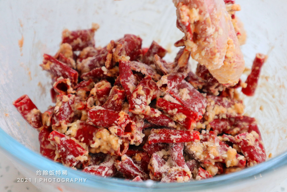 起锅烧油,油温四成热下入辣椒段转小火炸6-8分钟,待辣椒段炸到焦脆