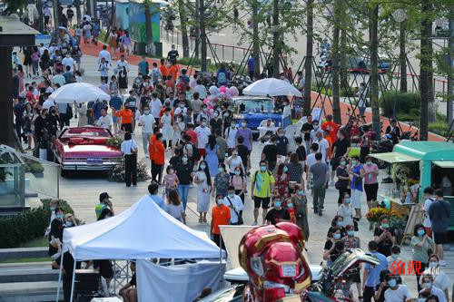 "三新"生活节启幕 交子大道开街 "一环双塔"点亮,成都加码消费新赛道