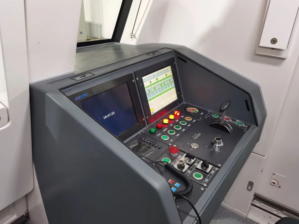 17号线车辆是北京第一列时速100公里a型不锈钢车体全自动驾驶智能地铁