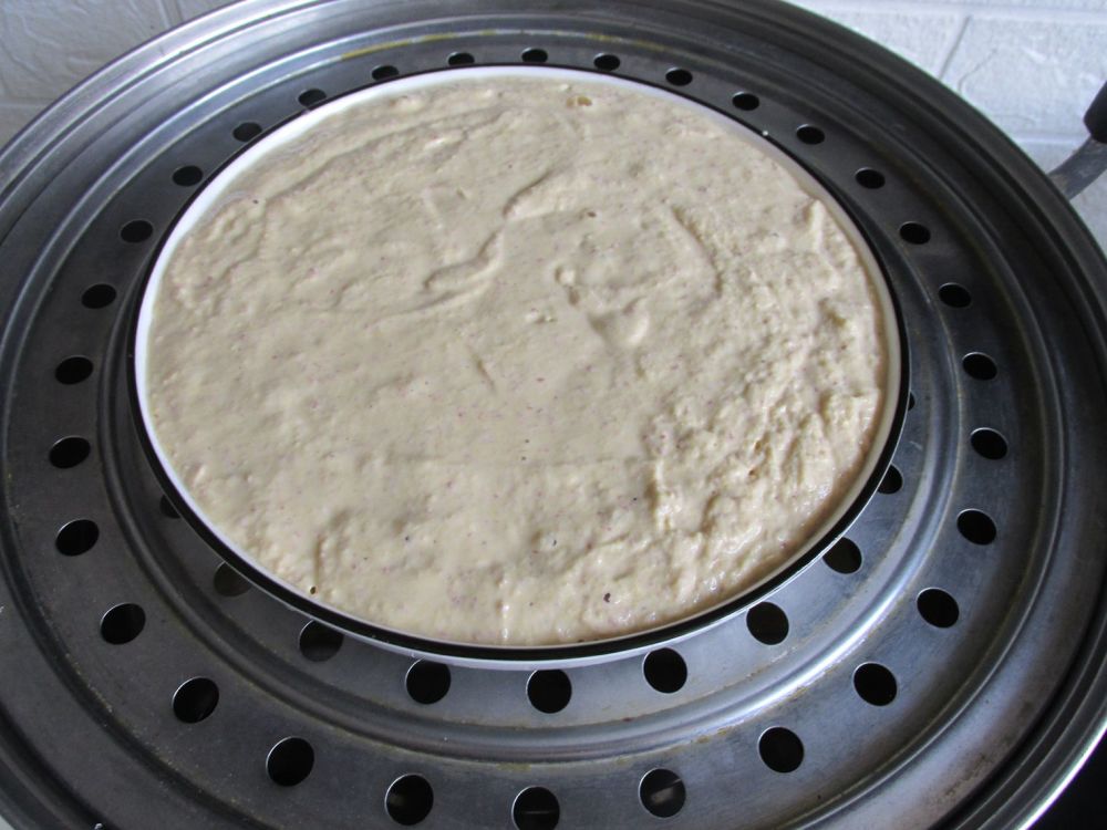 第七步:把面糊倒入盘子中,锅里加水,把盘子放到篦子上,大火烧开,改成