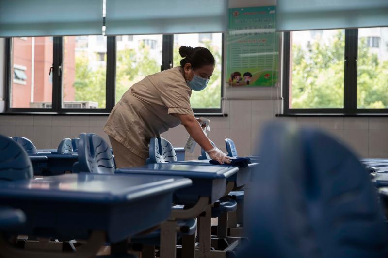 校园消杀,在线家访,准备开学大礼包……黄浦区这间学校的教职员工最近