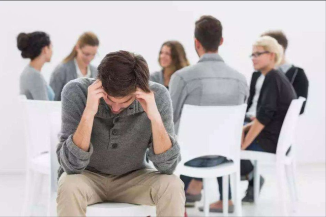 职场中被同事冷落和孤立 不一定要化解尴尬 自身强大才是硬道理 腾讯新闻