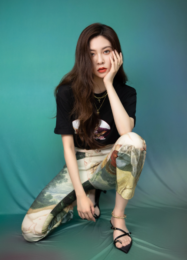 宋妍霏最新时尚大片,印花长裤造型奇特,好像画上去似的