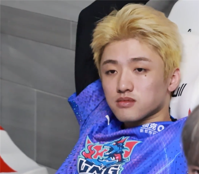 冷少在lpl官微评论区喷人,却被骆歆回怼:我出问题了你能顶上?