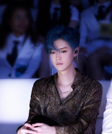 有种"整容"叫鹿晗卸妆,素颜出镜变村长儿子,30岁痕迹太明显