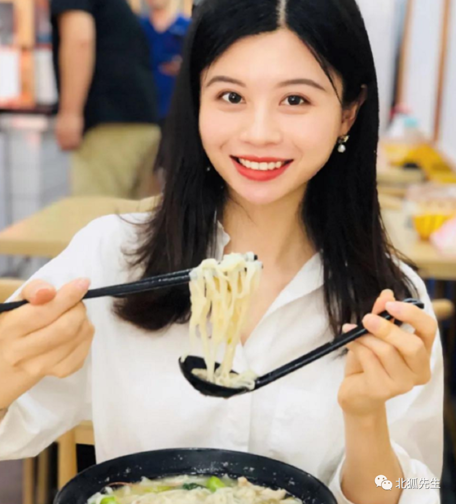 一,背景介绍刘小姐站在米粉店里,乌黑的头发扎成了马尾,脸上抹着淡妆