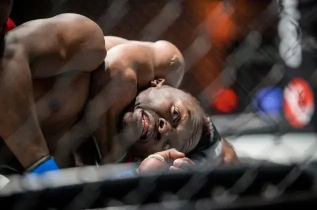 近日mma赛场恐怖一幕!选手晕厥后还被绞了整整30秒!