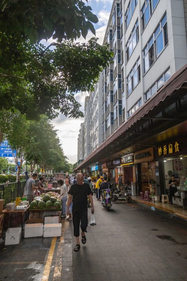 藏在前埔菜市场旁的煎包小店老客们都得七八个起买