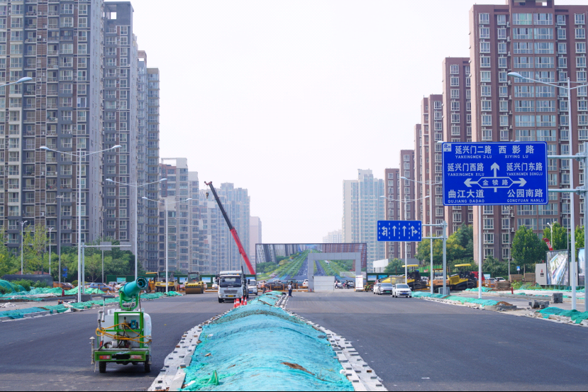 本月25日左右将具备通车条件;北段(金犊路到延兴门一路)680米机动车道