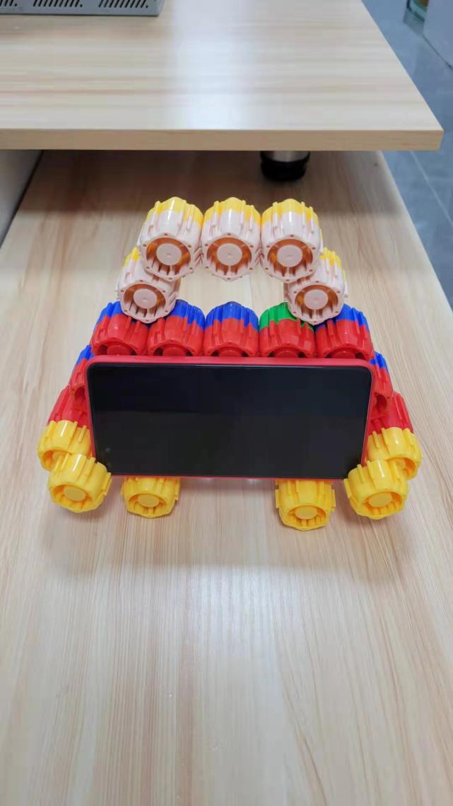 便携式可爱的小瓶盖手机支架～遛弯也能提溜